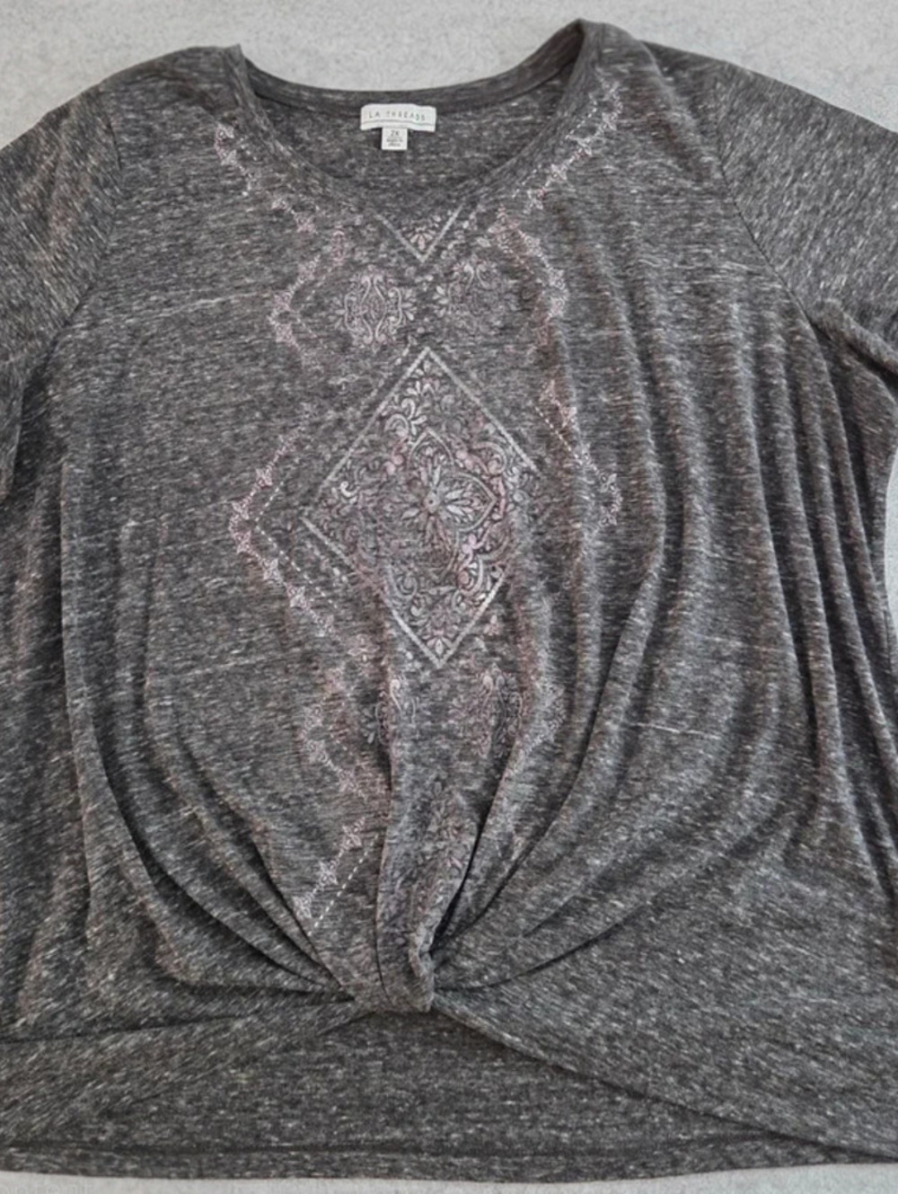 LA Threads Women's Charcoal Twist Front Paisley Graphic Short Sleeve Top - 2X